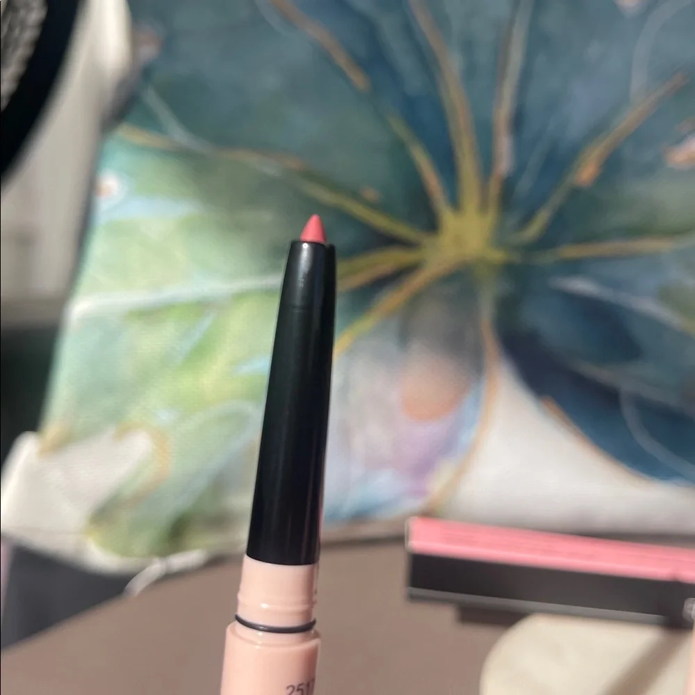RealHer - Elegant Charm Lip Liner